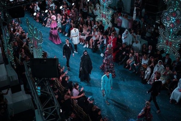 Comment intégrer des éléments de haute couture dans votre garde-robe quotidienne ?