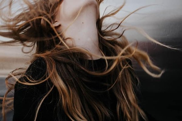 Perte de cheveux chez la femme : Causes et solutions